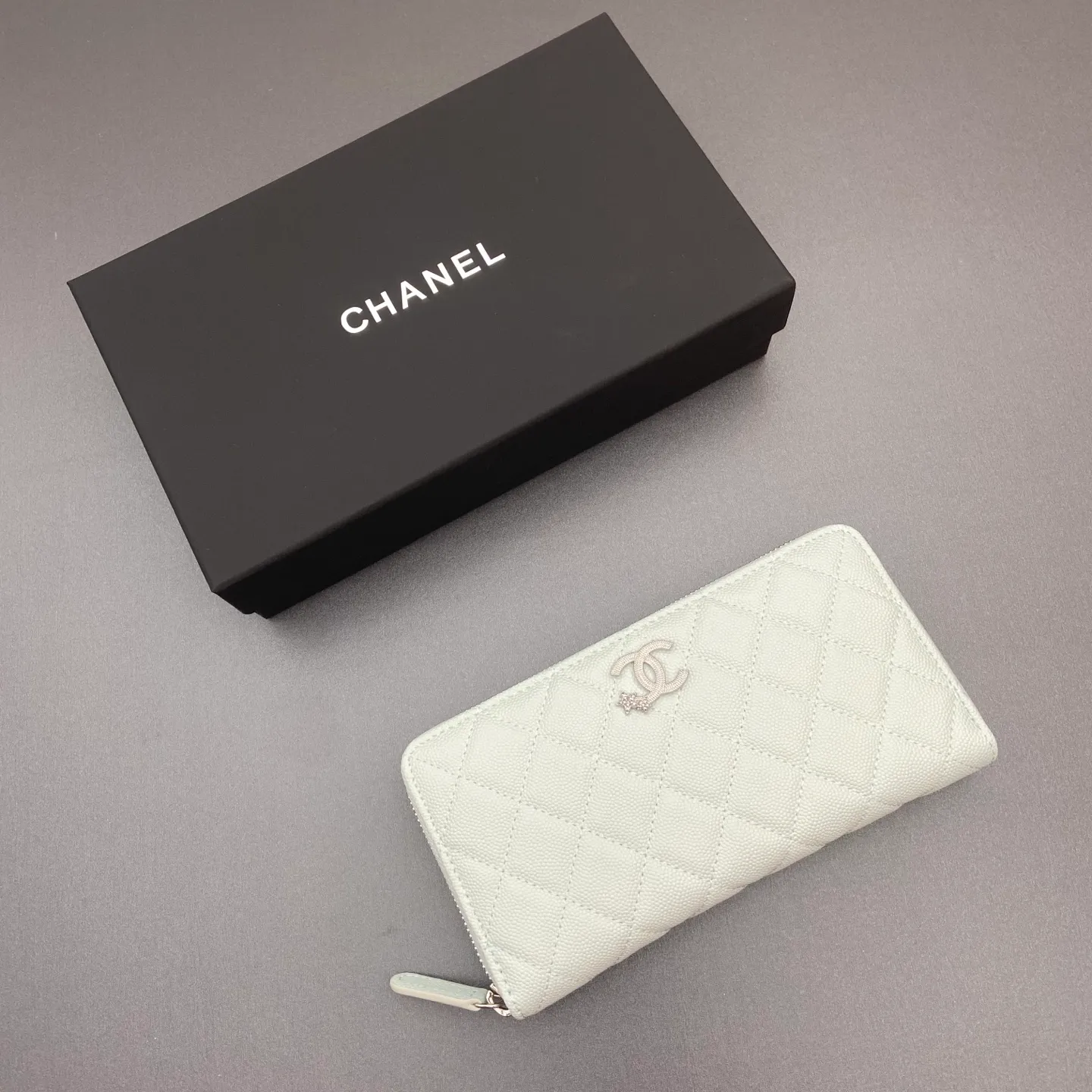 25b new series caviar cowhide with stars ⭐logo shiny blingblibg~zipper bag series fine ball pattern silver star hardware 12 card slots, two banknote compartments two compartments, 1 zipper bag Price: 260 No.: 3726 Size: w19×h10×d3cm
