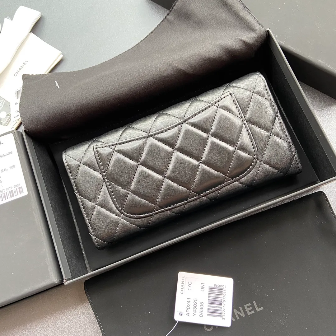 Xiaoxiang imported Italian sheepskin Item No.: A0241 Long clip with back pocket on the back Price: 480 Size: w19×h10.5×3cm Color: Black sheepskin with silver steel mark
