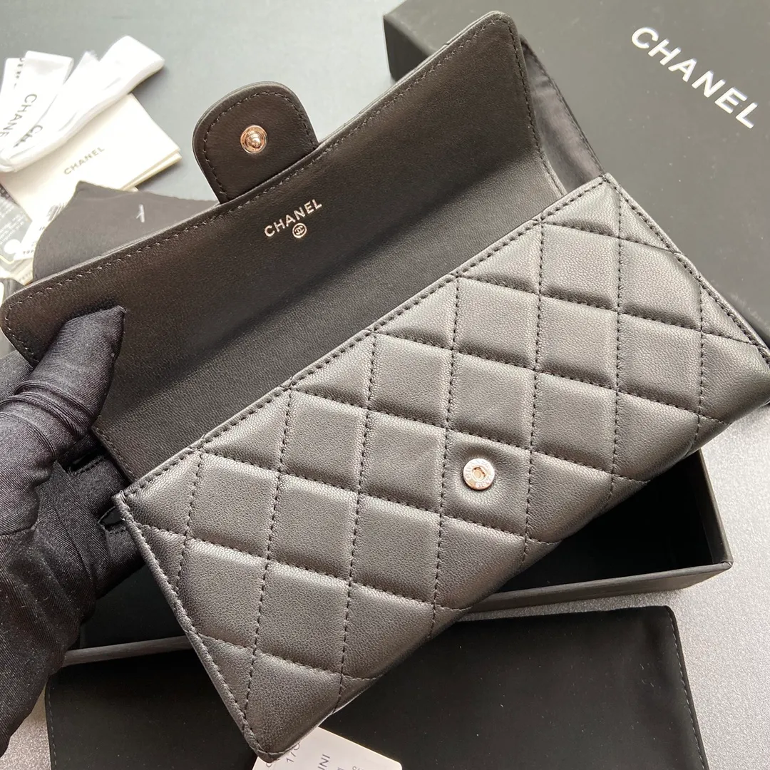 Xiaoxiang imported Italian sheepskin Item No.: A0241 Long clip with back pocket on the back Price: 480 Size: w19×h10.5×3cm Color: Black sheepskin with silver steel mark
