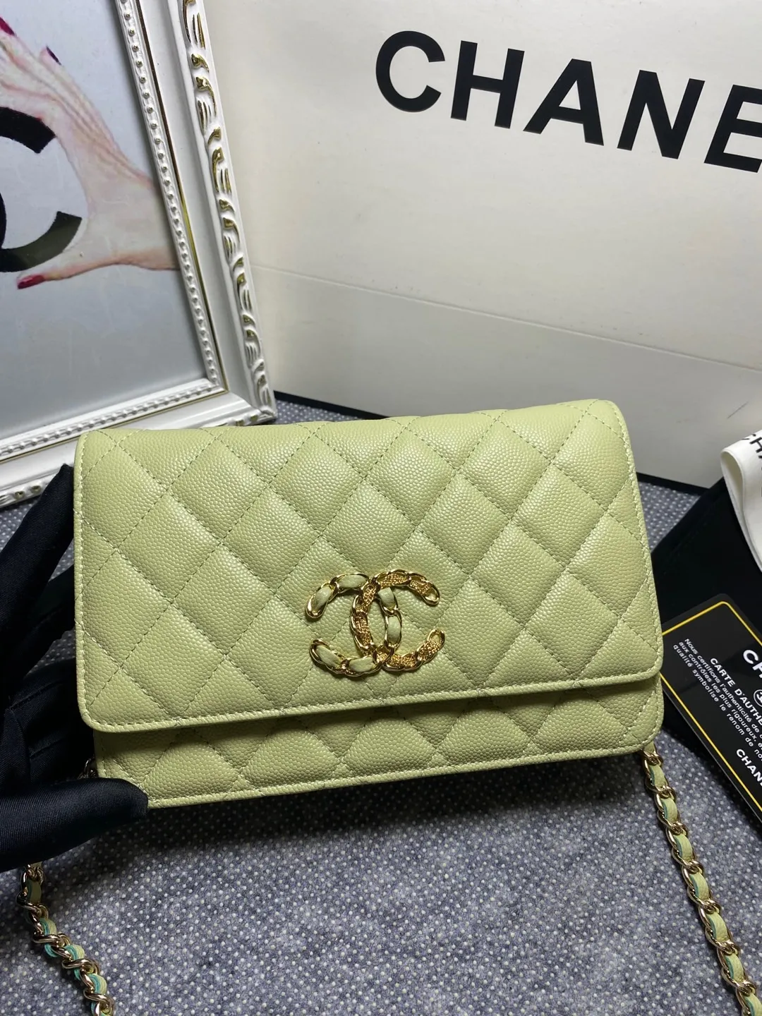 The hot model Chane AP3588 2020 new imported cowhide fine ball pattern woc loves it so much! At first glance, you can tell that the logo is larger than the classic model. Half of it is made of leather and half of it is made of gold chain. It is very delicate. Don’t worry about the capacity. It can fit everything. Size 19cm💰800