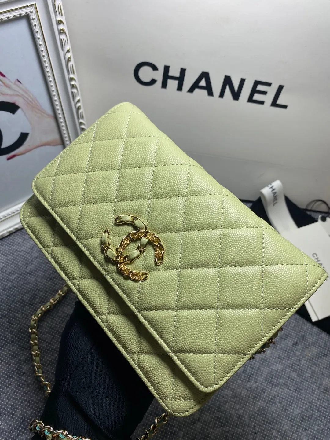 The hot model Chane AP3588 2020 new imported cowhide fine ball pattern woc loves it so much! At first glance, you can tell that the logo is larger than the classic model. Half of it is made of leather and half of it is made of gold chain. It is very delicate. Don’t worry about the capacity. It can fit everything. Size 19cm💰800