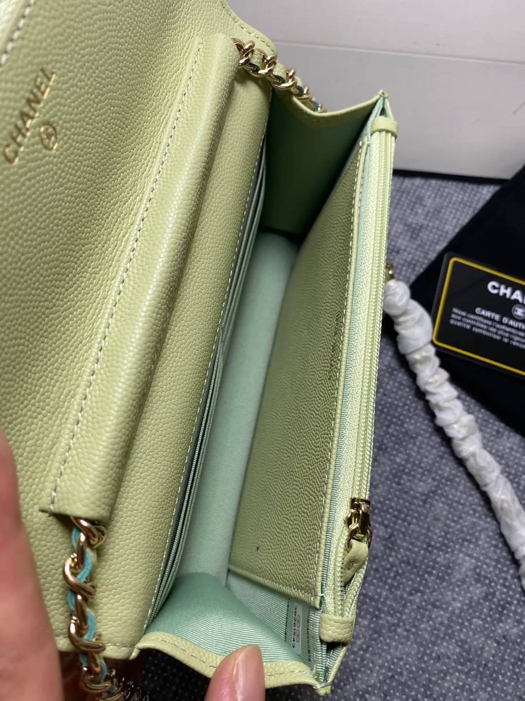 The hot model Chane AP3588 2020 new imported cowhide fine ball pattern woc loves it so much! At first glance, you can tell that the logo is larger than the classic model. Half of it is made of leather and half of it is made of gold chain. It is very delicate. Don’t worry about the capacity. It can fit everything. Size 19cm💰800