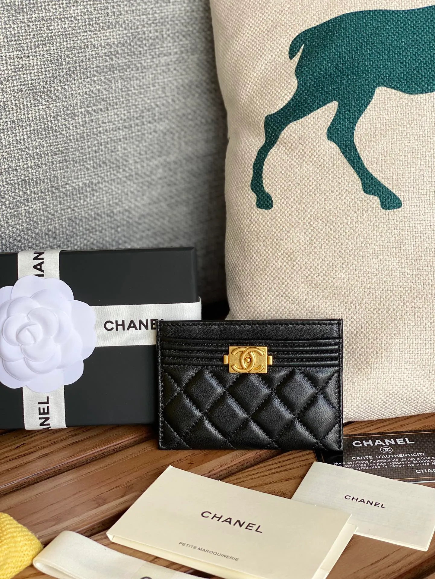 220💰CHANEL’s new leboy card holder has arrived! The imported rhombus pattern is very attractive! The retro gold buckle has an old-fashioned feel and is very fashionable and retro❤️This small card holder is very cost-effective, and you can also put some change in the three card slots👍Model number: 84431 Size: 11×7.5×1cm