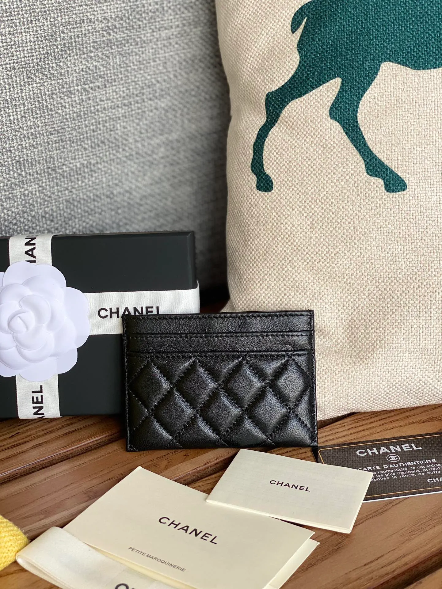 220💰CHANEL’s new leboy card holder has arrived! The imported rhombus pattern is very attractive! The retro gold buckle has an old-fashioned feel and is very fashionable and retro❤️This small card holder is very cost-effective, and you can also put some change in the three card slots👍Model number: 84431 Size: 11×7.5×1cm