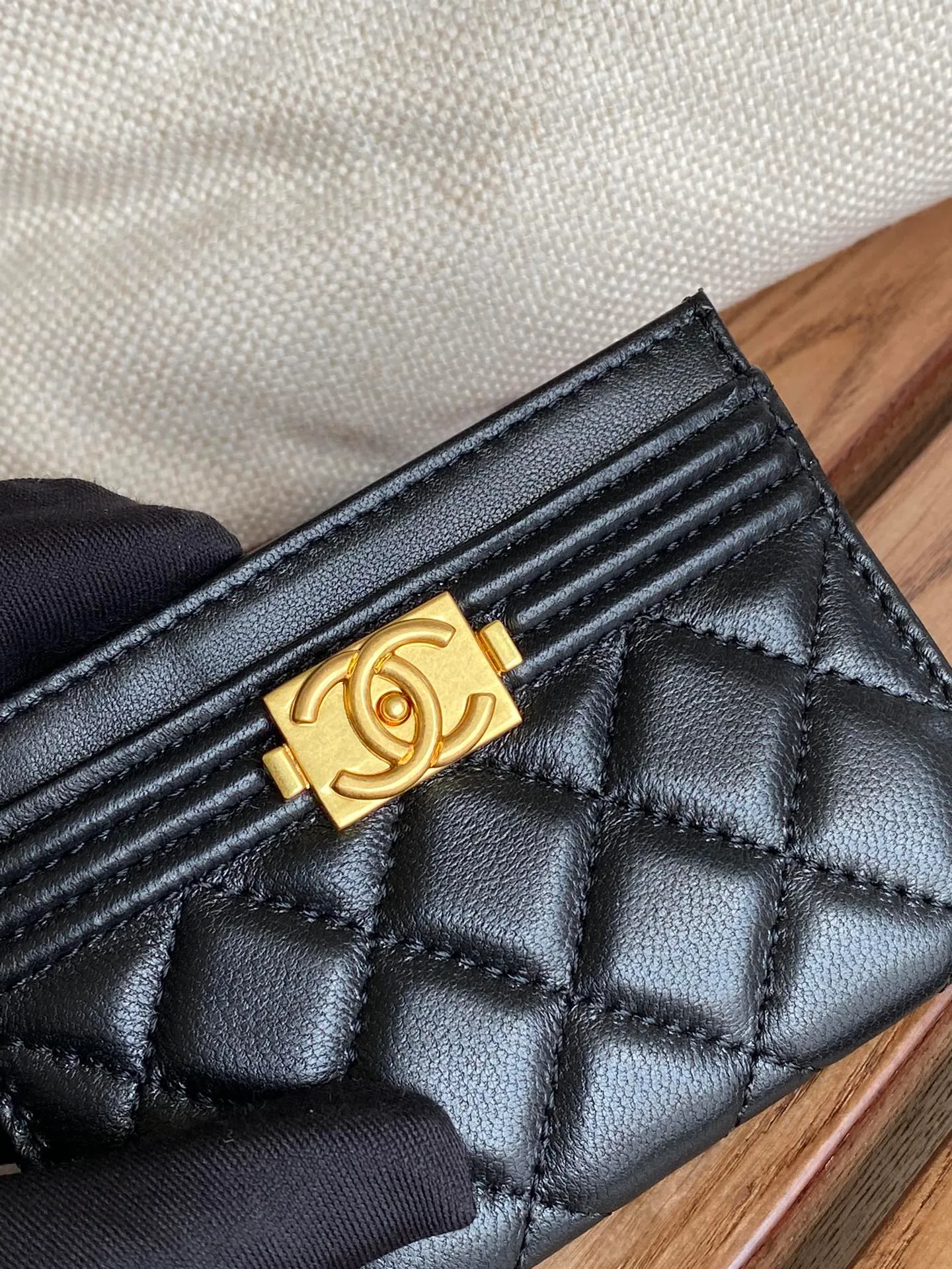 220💰CHANEL’s new leboy card holder has arrived! The imported rhombus pattern is very attractive! The retro gold buckle has an old-fashioned feel and is very fashionable and retro❤️This small card holder is very cost-effective, and you can also put some change in the three card slots👍Model number: 84431 Size: 11×7.5×1cm