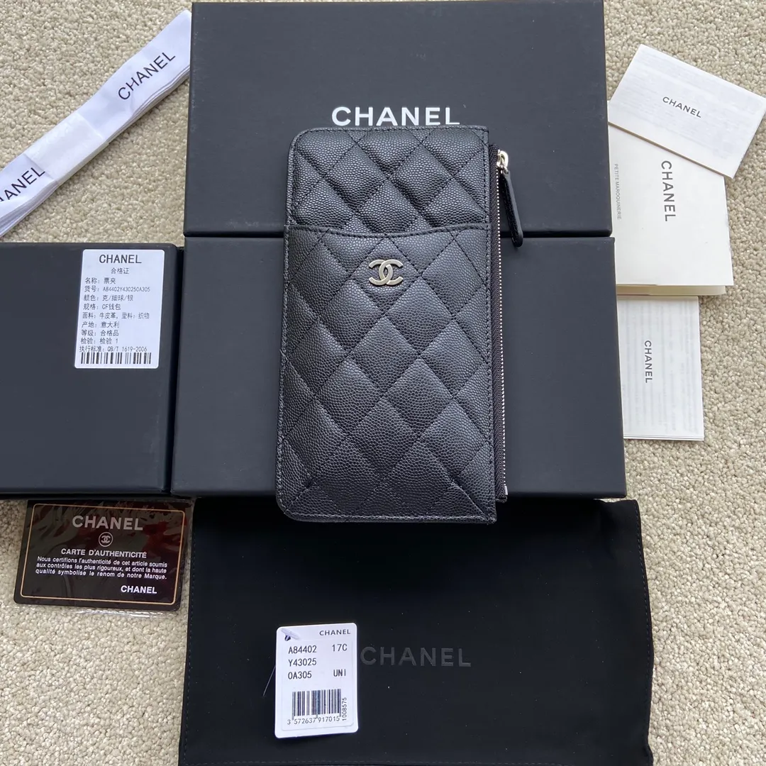 Xiaoxiang imported Italian grained calfskin Item number: A84402 Price: 400 Size: w19.5×h10×d3 Color: black ball pattern silver steel mark Can be used to hold mobile phone card holder and change