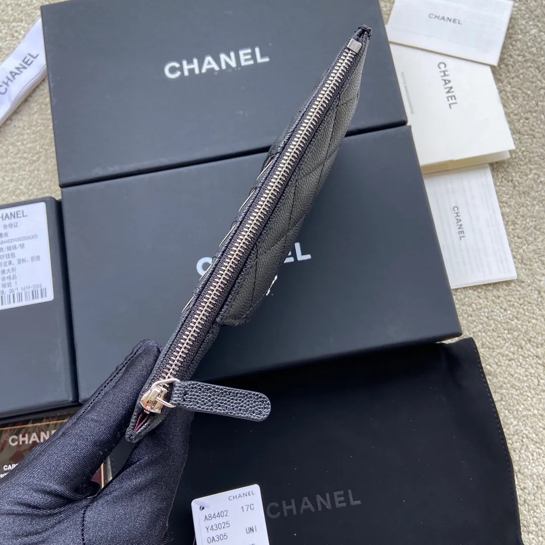 Xiaoxiang imported Italian grained calfskin Item number: A84402 Price: 400 Size: w19.5×h10×d3 Color: black ball pattern silver steel mark Can be used to hold mobile phone card holder and change