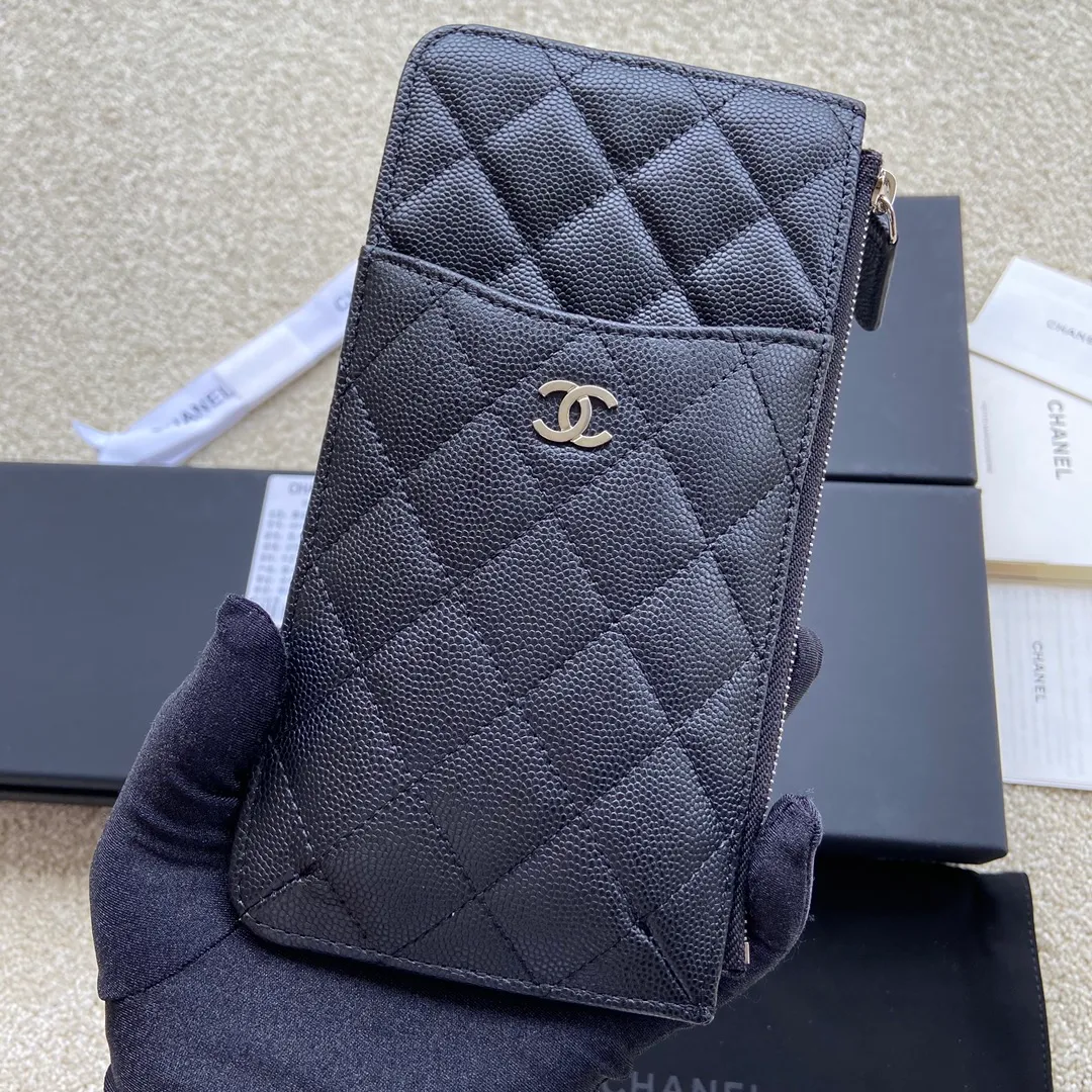 Xiaoxiang imported Italian grained calfskin Item number: A84402 Price: 400 Size: w19.5×h10×d3 Color: black ball pattern silver steel mark Can be used to hold mobile phone card holder and change
