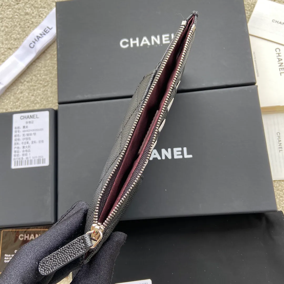 Xiaoxiang imported Italian grained calfskin Item number: A84402 Price: 400 Size: w19.5×h10×d3 Color: black ball pattern silver steel mark Can be used to hold mobile phone card holder and change