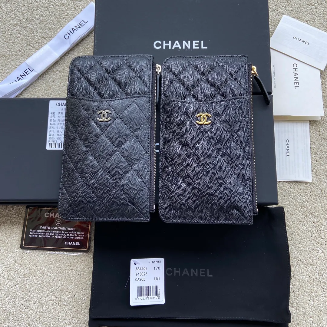 Xiaoxiang imported Italian grained calfskin Item number: A84402 Price: 400 Size: w19.5×h10×d3 Color: black ball pattern silver steel mark Can be used to hold mobile phone card holder and change