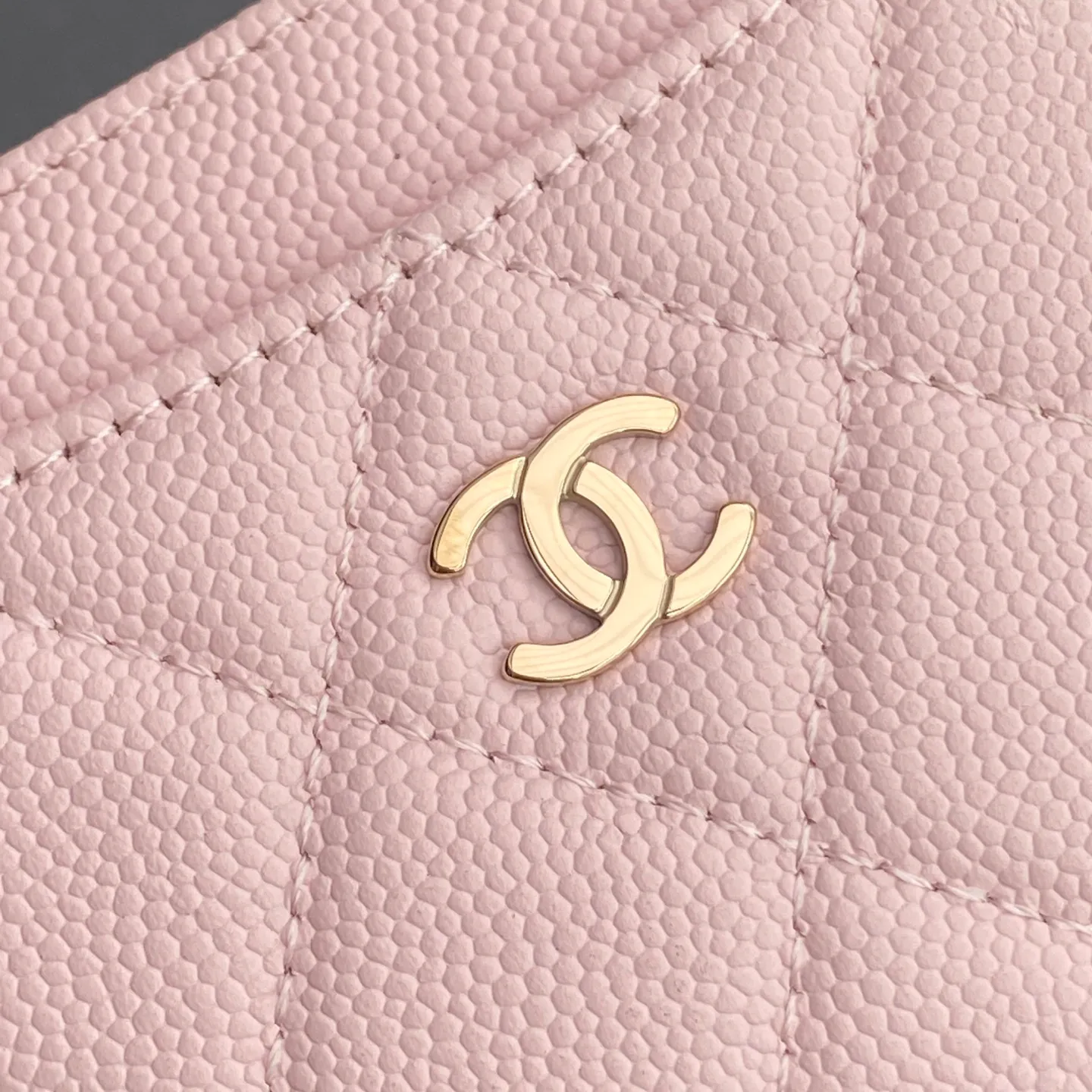 Xiaoxiang imported Italian leather Item No.: A31510 0213 Price: 190 Size: w11×h7.5cm Color: Light pink ball pattern light gold steel mark