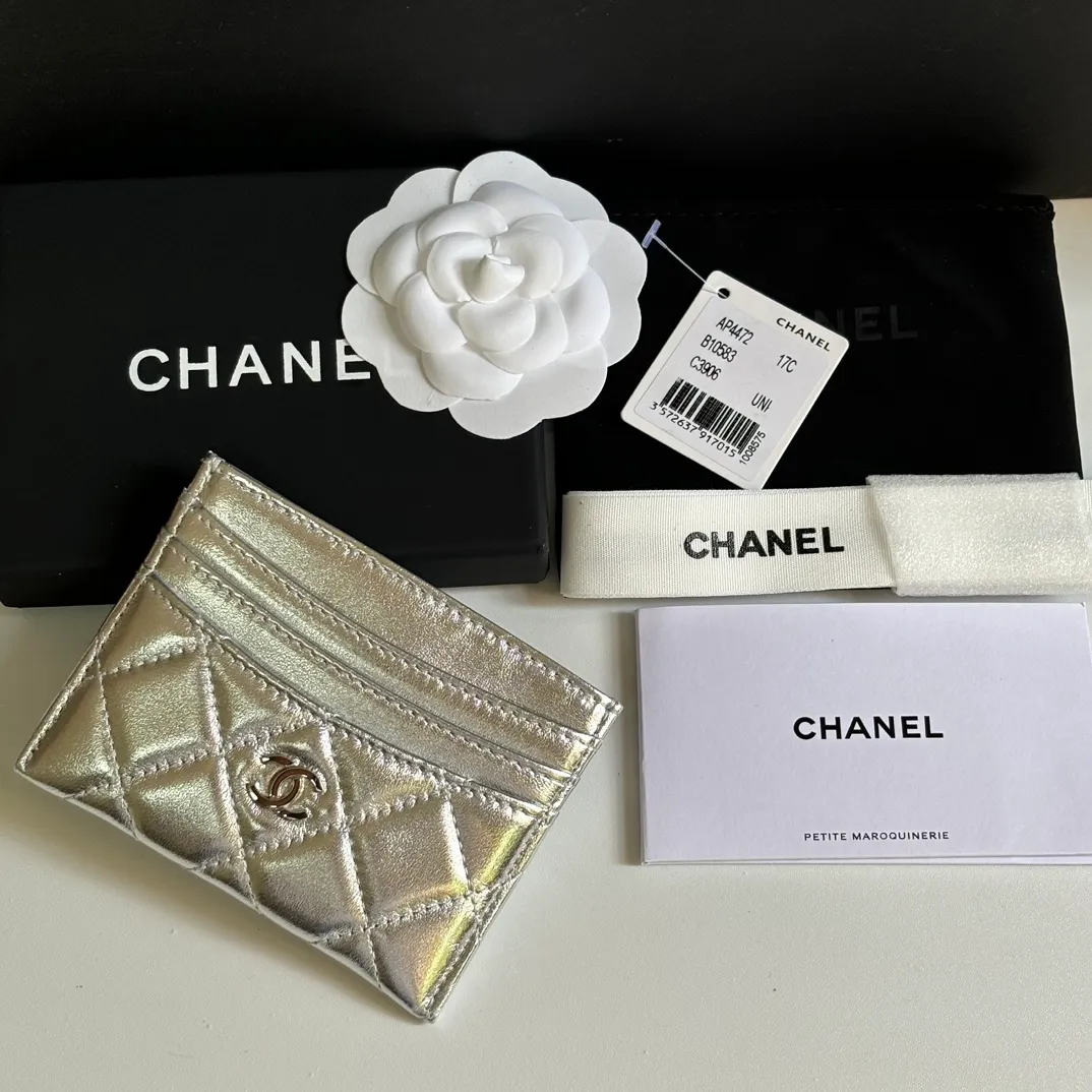 💰240 new product CH@NEL card holder has arrived💦This card holder adds a few more card slots based on the old model, making it more practical. It has original quality and beautiful details. Model No. AP8944, size 11*8*1cm.