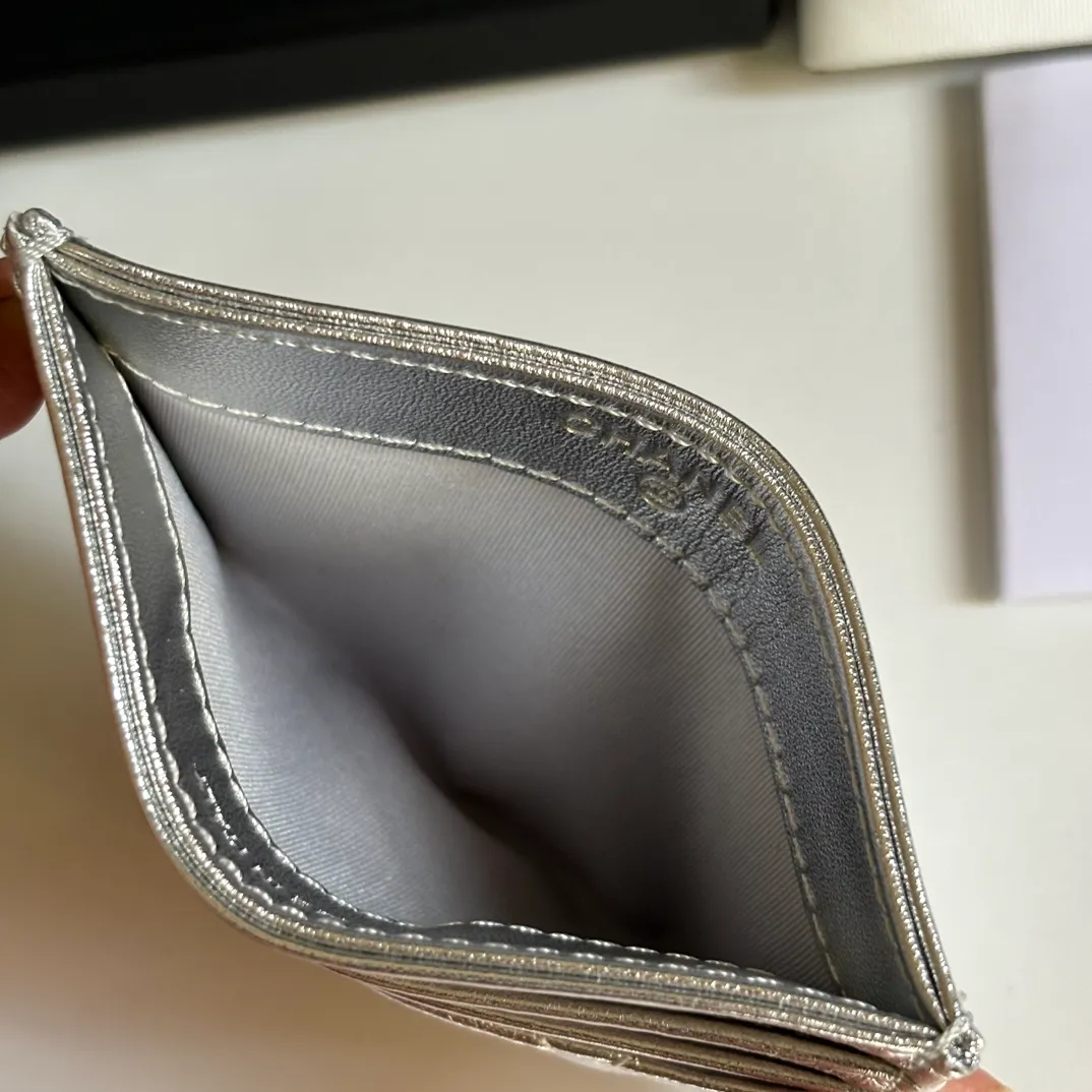 💰240 new product CH@NEL card holder has arrived💦This card holder adds a few more card slots based on the old model, making it more practical. It has original quality and beautiful details. Model No. AP8944, size 11*8*1cm.