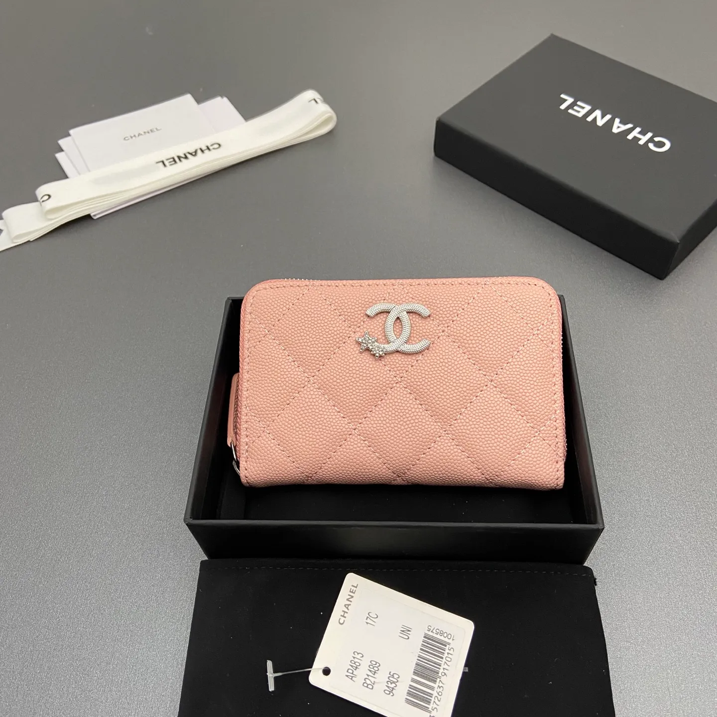 25b new series caviar cowhide with stars ⭐logo shiny blingblibg~zipper bag card holder series 6 card slots, 1 zipper bag Item number: A 4813 Price: 360 Size: w13×h8.5×d2cm Color: pink fine ball pattern silver star hardware