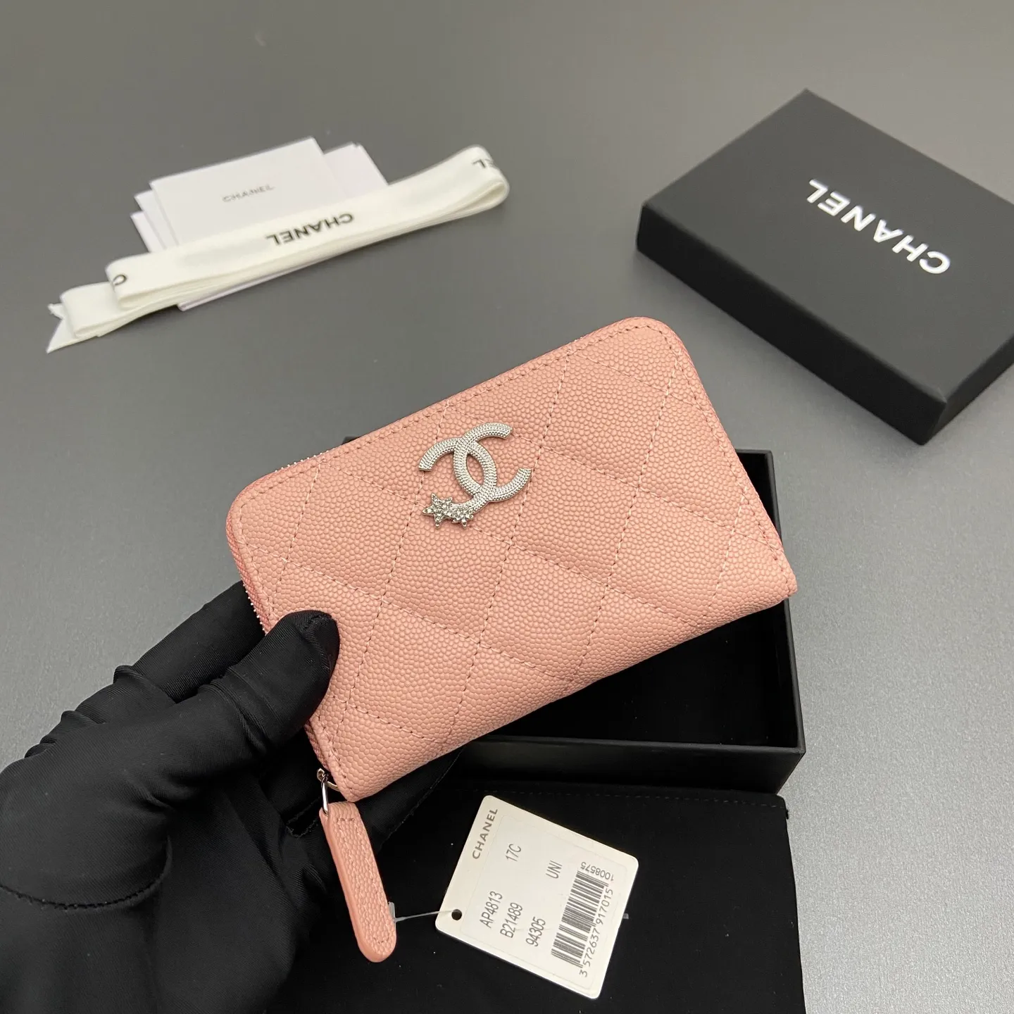 25b new series caviar cowhide with stars ⭐logo shiny blingblibg~zipper bag card holder series 6 card slots, 1 zipper bag Item number: A 4813 Price: 360 Size: w13×h8.5×d2cm Color: pink fine ball pattern silver star hardware