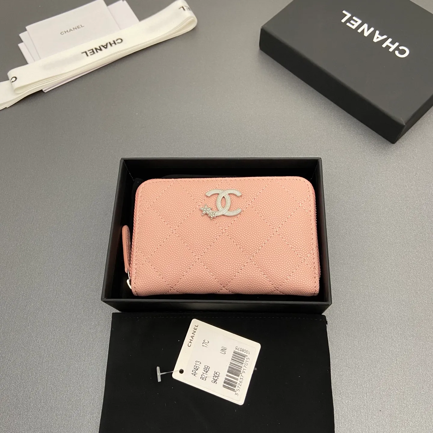 25b new series caviar cowhide with stars ⭐logo shiny blingblibg~zipper bag card holder series 6 card slots, 1 zipper bag Item number: A 4813 Price: 360 Size: w13×h8.5×d2cm Color: pink fine ball pattern silver star hardware
