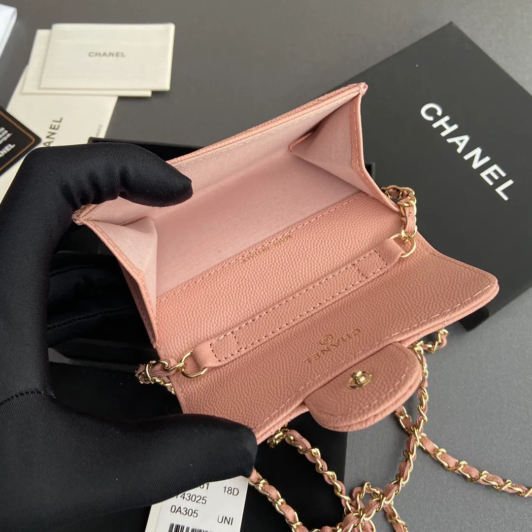Xiaoxiang imported Italian grain cowhide Item number: A81081 (chain small card holder) Price: 420 Size: w11×h7cm Color: pink fine ball pattern gold steel mark hardware