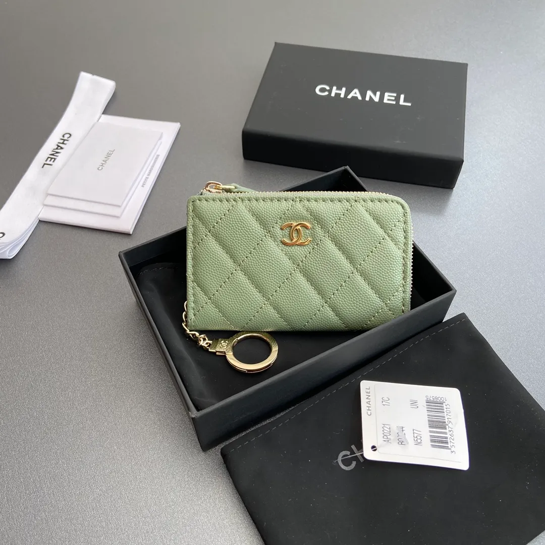 [Special grade hardware original leather] 💰320 Xiaoxiang small zipper bag card holder series Hook chain quilted card holder with iconic metal logo Gold tone metal hardware, special Italian imported leather 1 card slot wallet bag, 1 hook chain Number: 0221 Greek green thin ball light gold Size: w11.5×h7.5×1.5cm