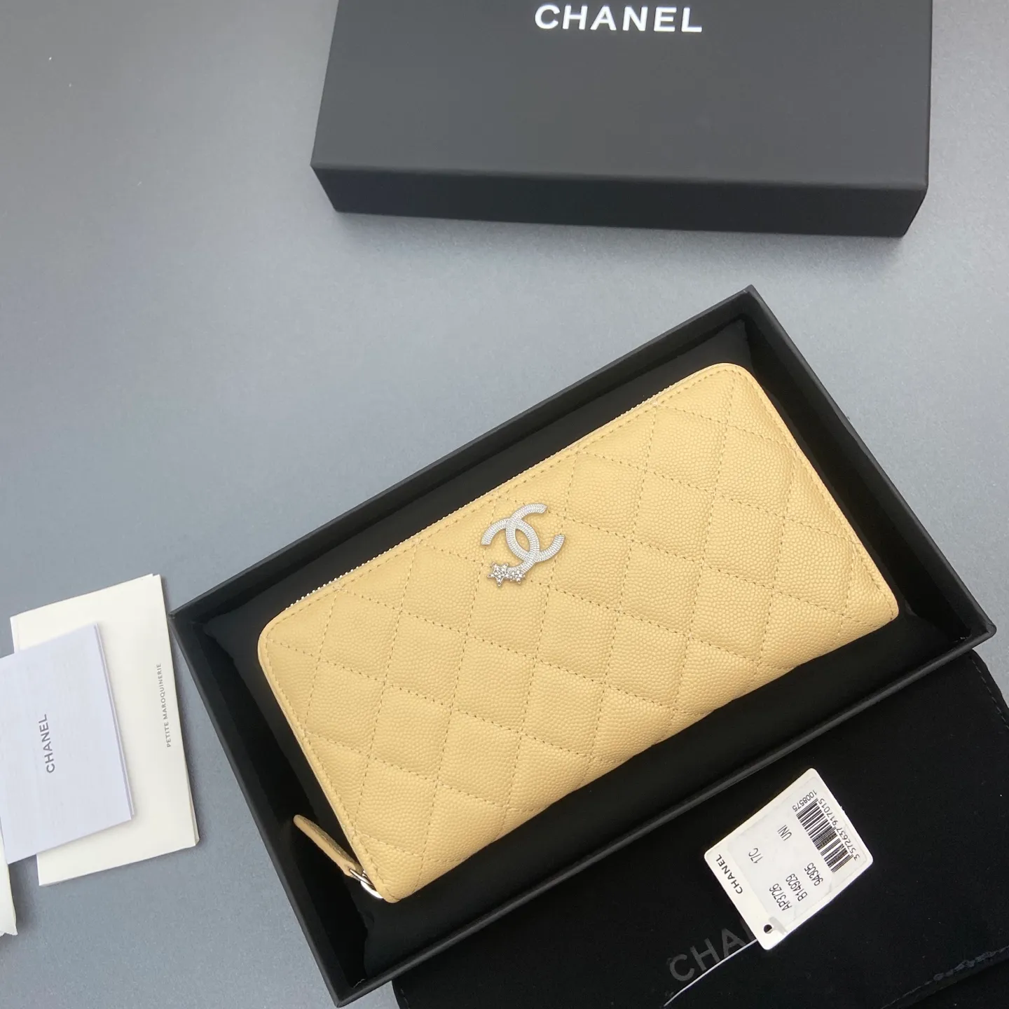 25b new series caviar cowhide with stars ⭐logo shiny blingblibg~zipper bag series apricot fine ball pattern silver star hardware 12 card slots, two banknote compartments two compartments, 1 zipper bag Price: 250 No.: 3726 Size: w19×h10×d3cm