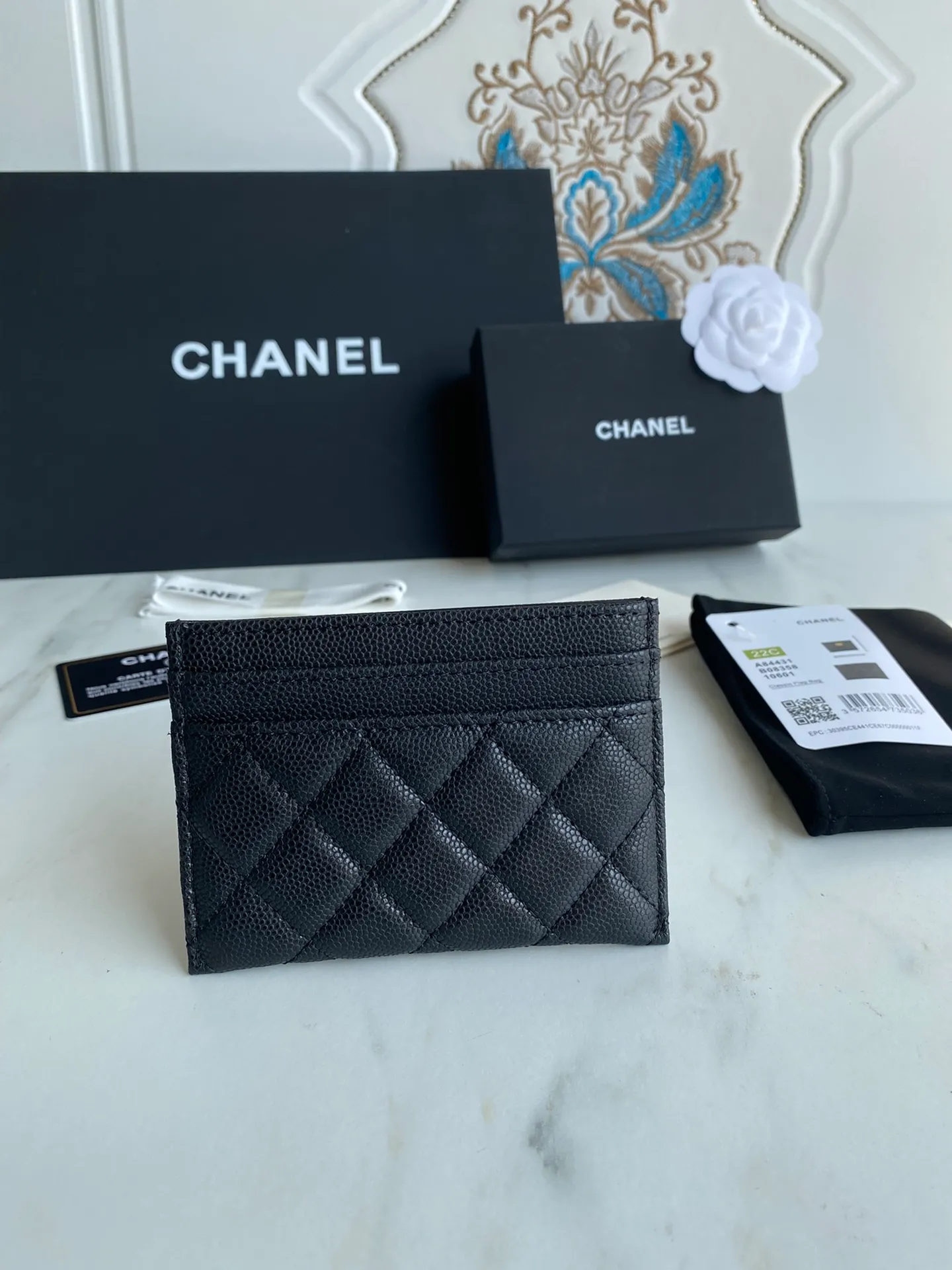 220💰[Original quality][With serial code] CHANEL’s new leboy card holder has arrived! The imported rhombus pattern is very attractive! The retro gilt buckle has an old-fashioned feel and is very fashionable and retro❤️This small card holder is very cost-effective and you can also put some change in the three card slots👍Model number: 84431 Size: 11×7.5×1cm
