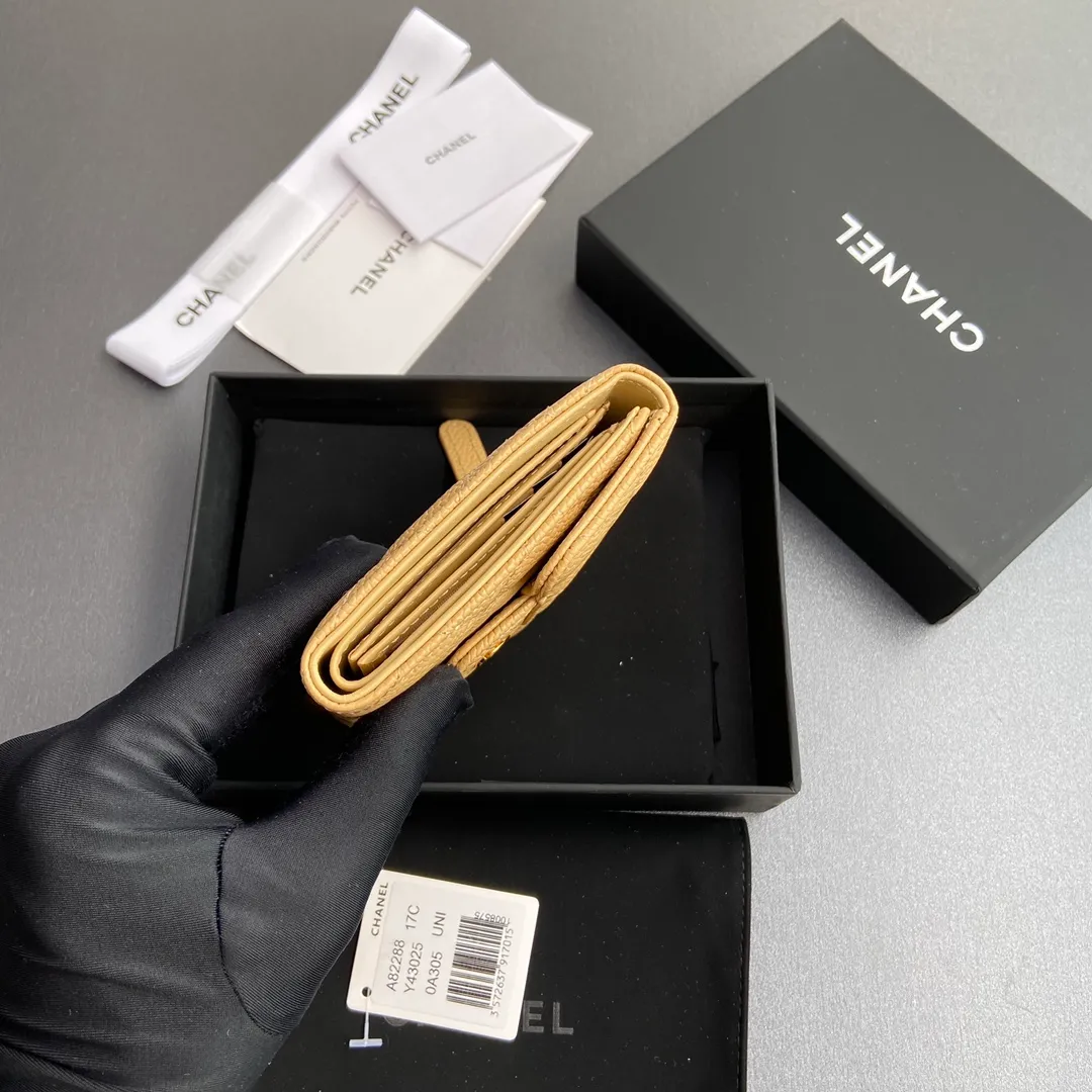 [Imported leather from Italy] ¥440 Special apricot fine ball grain embossed leather Gold tone metal hardware 6 card slots 1 banknote compartment 1 coin zipper bag No.: 82288 Size: w10.5×h11.5×d3cm