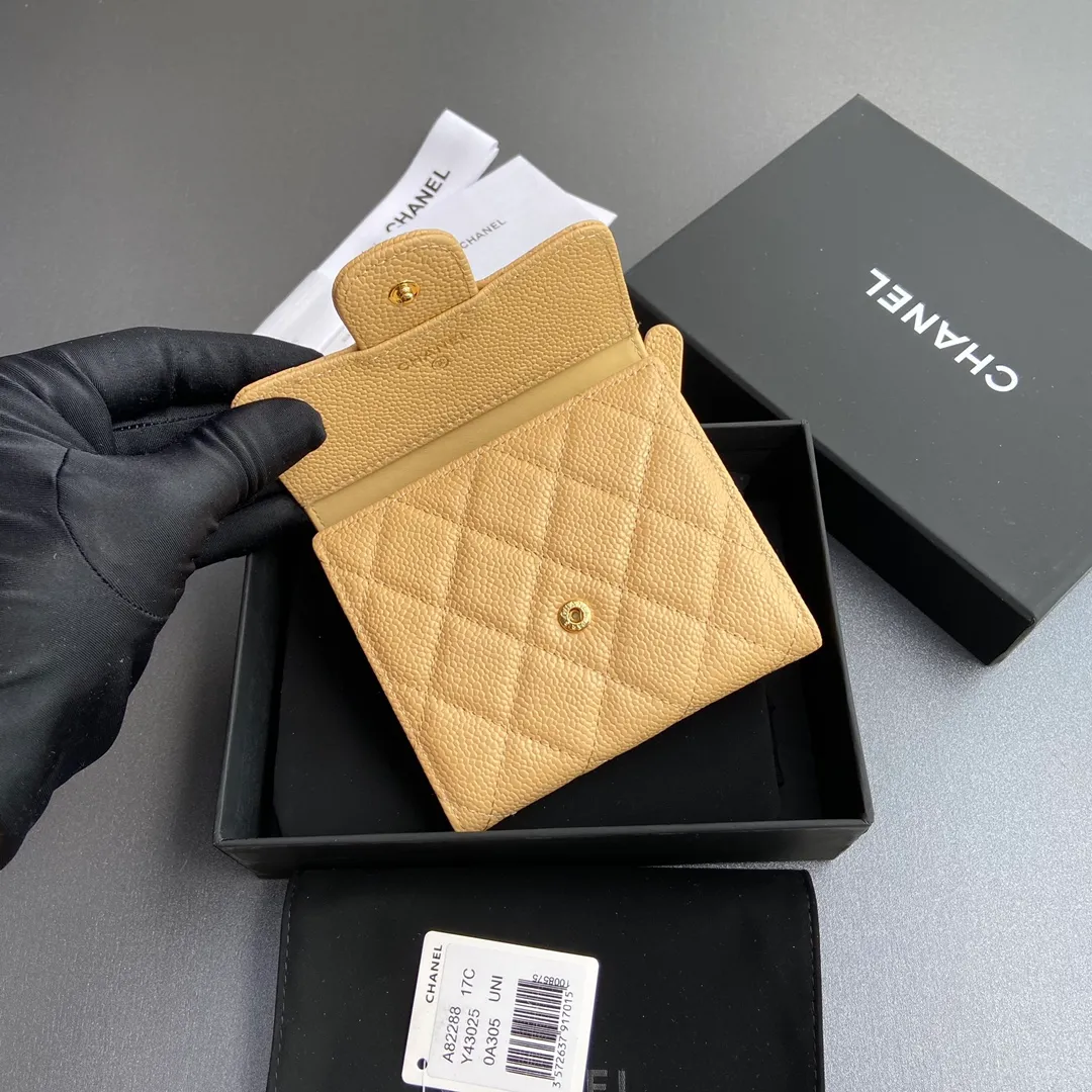 [Imported leather from Italy] ¥440 Special apricot fine ball grain embossed leather Gold tone metal hardware 6 card slots 1 banknote compartment 1 coin zipper bag No.: 82288 Size: w10.5×h11.5×d3cm