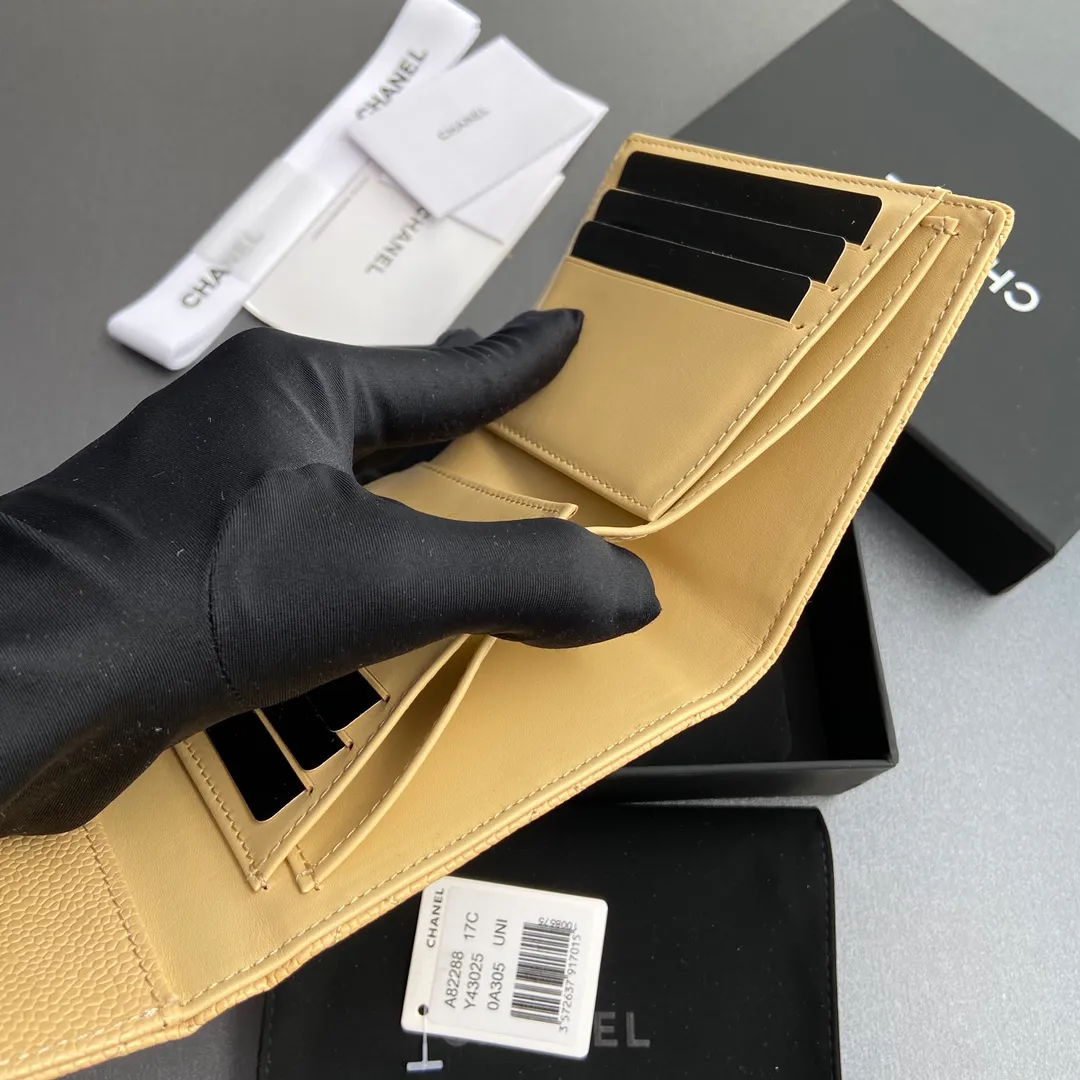 [Imported leather from Italy] ¥440 Special apricot fine ball grain embossed leather Gold tone metal hardware 6 card slots 1 banknote compartment 1 coin zipper bag No.: 82288 Size: w10.5×h11.5×d3cm