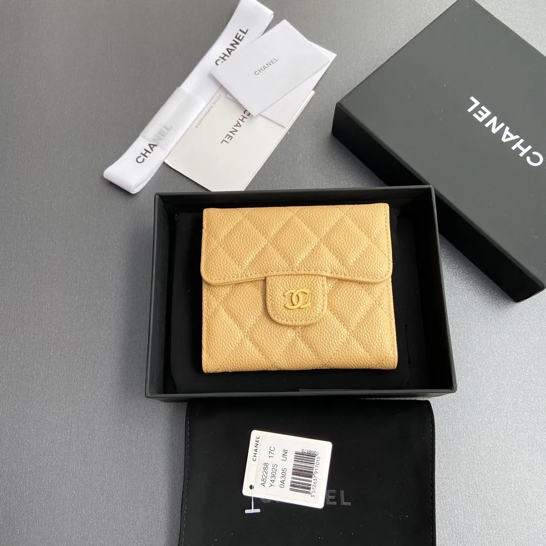 [Imported leather from Italy] ¥440 Special apricot fine ball grain embossed leather Gold tone metal hardware 6 card slots 1 banknote compartment 1 coin zipper bag No.: 82288 Size: w10.5×h11.5×d3cm