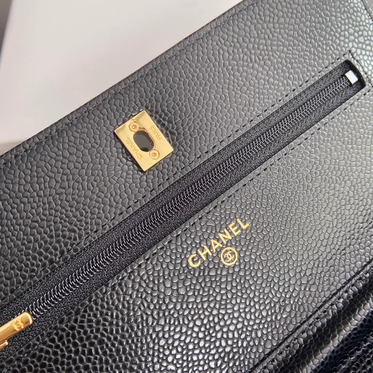 Xiaoxiang imported Italian caviar cowhide [upgraded version] Item number: AP8482 💰700 Size: w20×h13×d3.5cm Color: black ball pattern gold steel mark