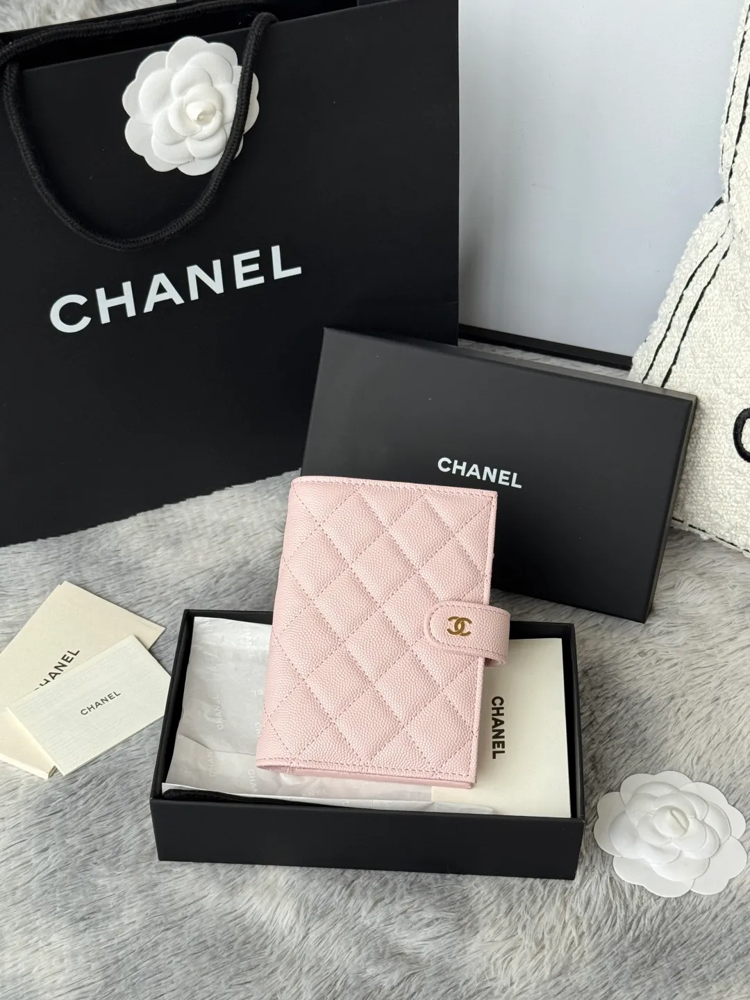 💰440💰4050 New product launched Passport wallet 2-in-1 passport holder that can hold cash, credit card and passport. CHANEL multifunctional passport holder, original quality, imported caviar, cowhide, color as shown in the picture, exclusive real shot, this design may also enter the classic series in the future. Style number: AP6392 Size: 15*10*3cm.