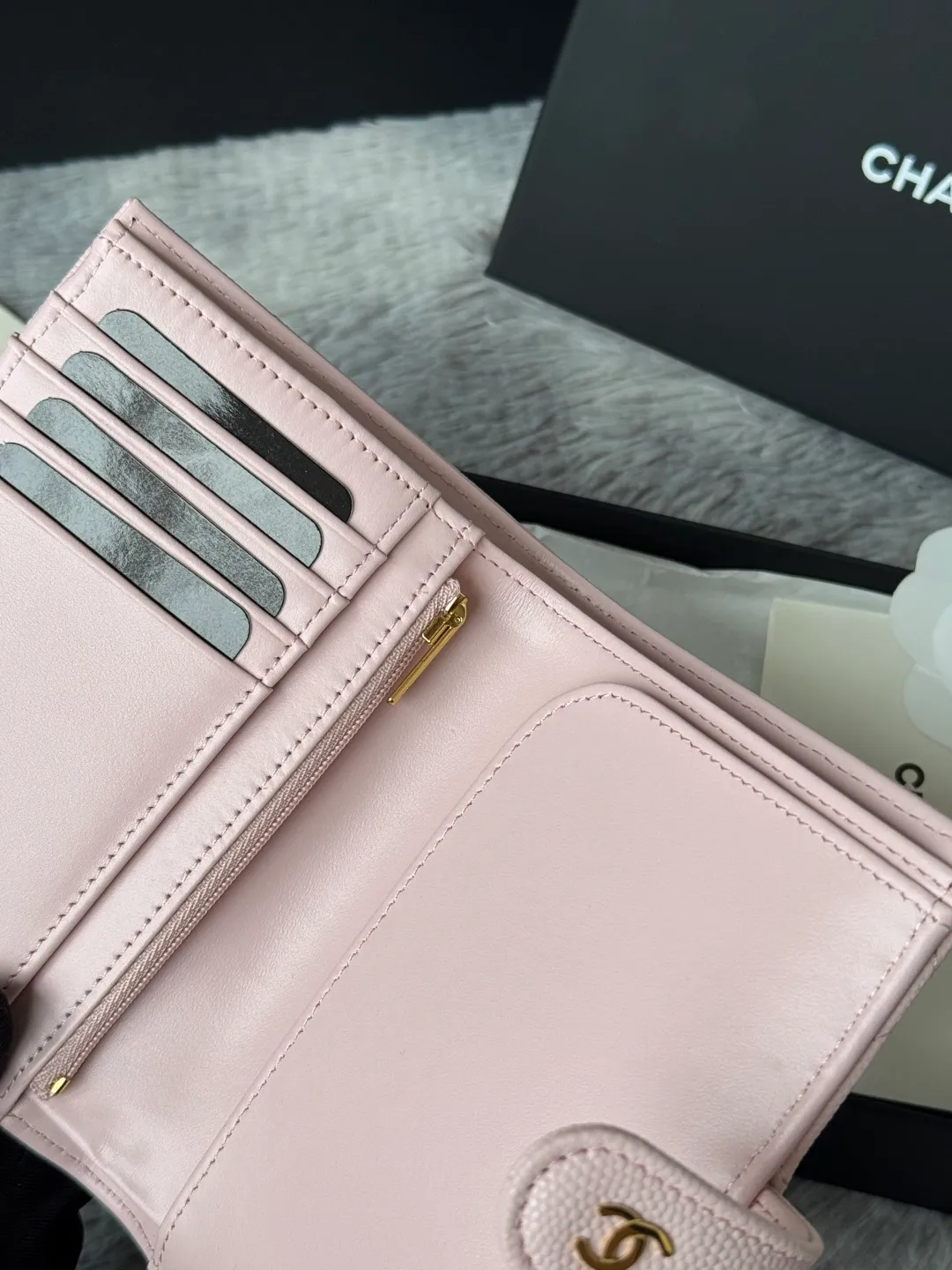 💰440💰4050 New product launched Passport wallet 2-in-1 passport holder that can hold cash, credit card and passport. CHANEL multifunctional passport holder, original quality, imported caviar, cowhide, color as shown in the picture, exclusive real shot, this design may also enter the classic series in the future. Style number: AP6392 Size: 15*10*3cm.