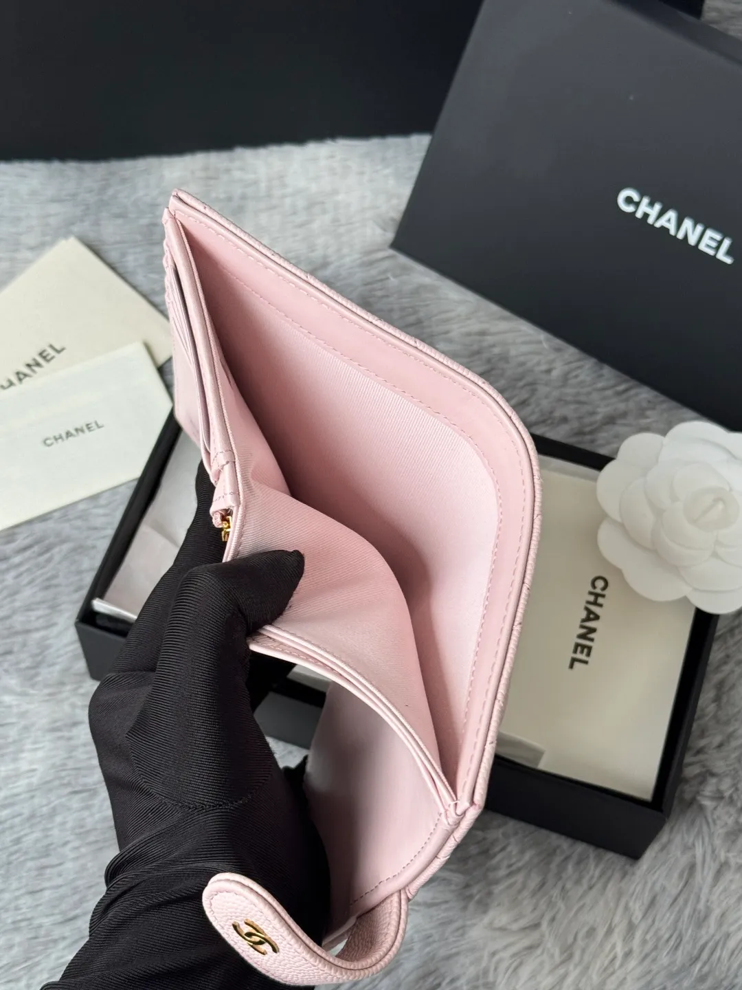 💰440💰4050 New product launched Passport wallet 2-in-1 passport holder that can hold cash, credit card and passport. CHANEL multifunctional passport holder, original quality, imported caviar, cowhide, color as shown in the picture, exclusive real shot, this design may also enter the classic series in the future. Style number: AP6392 Size: 15*10*3cm.