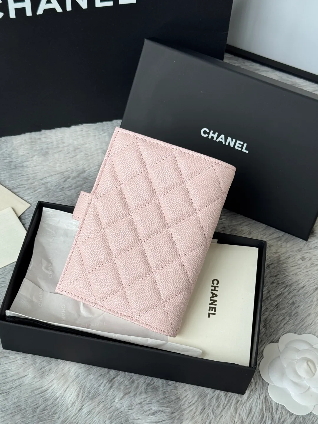 💰440💰4050 New product launched Passport wallet 2-in-1 passport holder that can hold cash, credit card and passport. CHANEL multifunctional passport holder, original quality, imported caviar, cowhide, color as shown in the picture, exclusive real shot, this design may also enter the classic series in the future. Style number: AP6392 Size: 15*10*3cm.