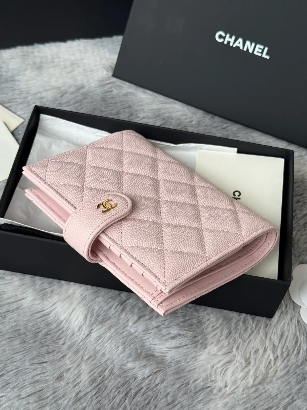💰440💰4050 New product launched Passport wallet 2-in-1 passport holder that can hold cash, credit card and passport. CHANEL multifunctional passport holder, original quality, imported caviar, cowhide, color as shown in the picture, exclusive real shot, this design may also enter the classic series in the future. Style number: AP6392 Size: 15*10*3cm.