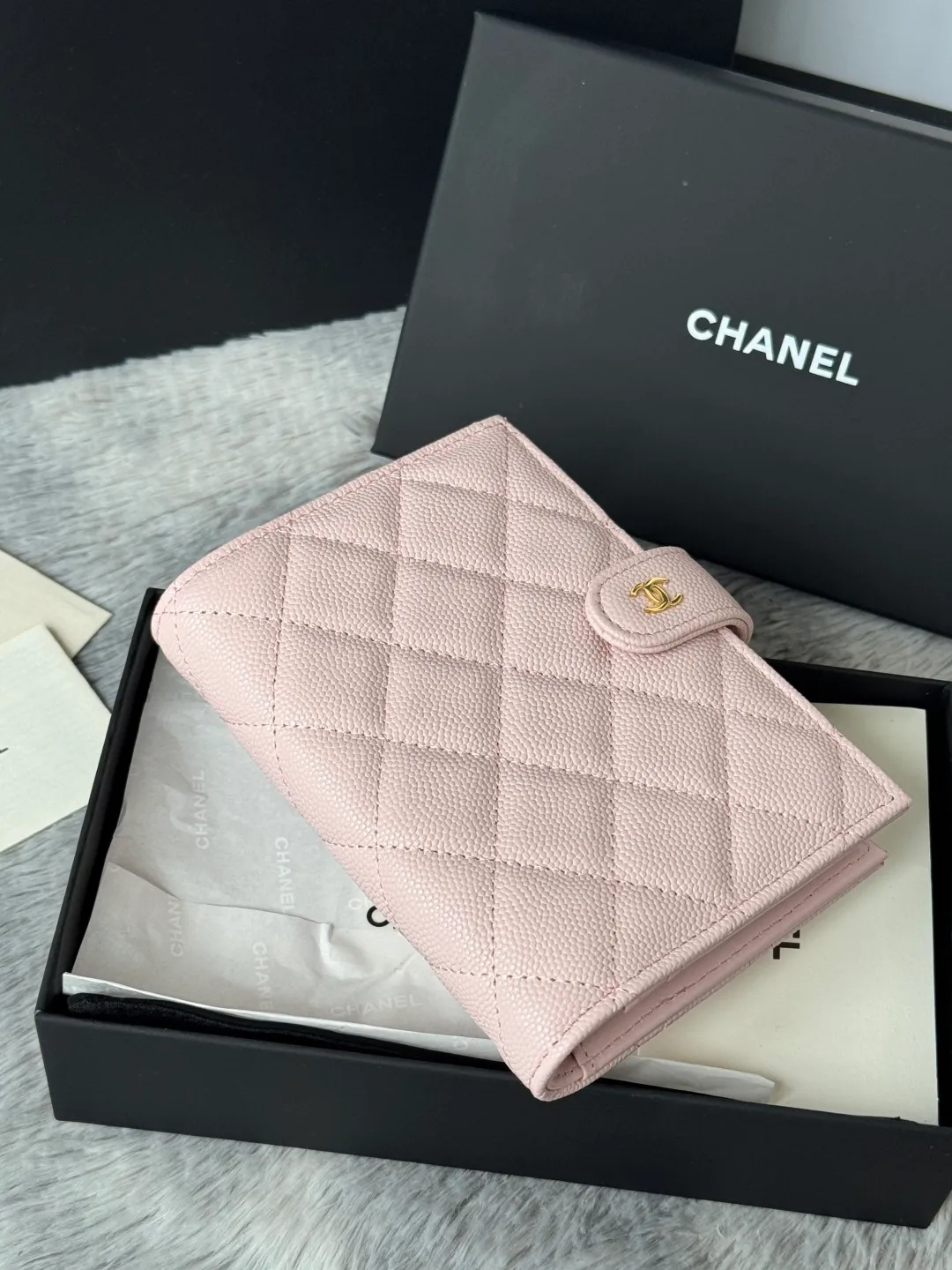 💰440💰4050 New product launched Passport wallet 2-in-1 passport holder that can hold cash, credit card and passport. CHANEL multifunctional passport holder, original quality, imported caviar, cowhide, color as shown in the picture, exclusive real shot, this design may also enter the classic series in the future. Style number: AP6392 Size: 15*10*3cm.
