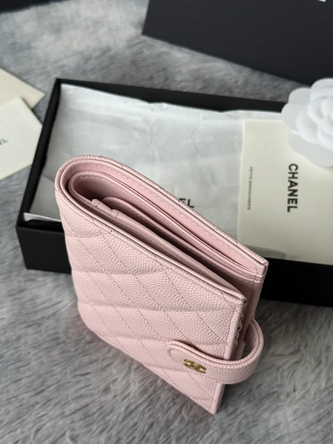 💰440💰4050 New product launched Passport wallet 2-in-1 passport holder that can hold cash, credit card and passport. CHANEL multifunctional passport holder, original quality, imported caviar, cowhide, color as shown in the picture, exclusive real shot, this design may also enter the classic series in the future. Style number: AP6392 Size: 15*10*3cm.