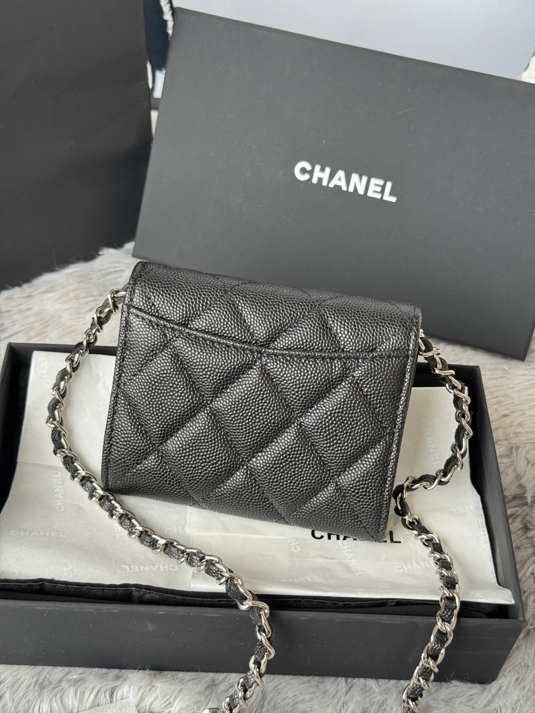 💰360💰Xiaoxiang chain bag, mini cute version. Can hold lipstick, credit card and some small change. Style number: A81082 Size: 8.5*12.5*2.5cm. Full set of packaging, box card, ribbon and cloth bag. Made of caviar cowhide, original quality. Exclusive photography🎬