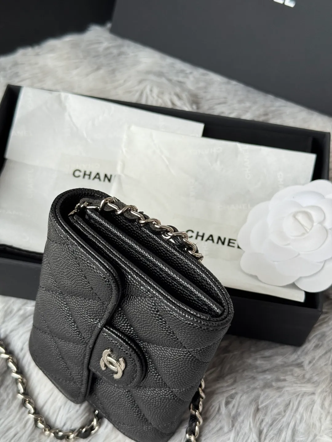 💰360💰Xiaoxiang chain bag, mini cute version. Can hold lipstick, credit card and some small change. Style number: A81082 Size: 8.5*12.5*2.5cm. Full set of packaging, box card, ribbon and cloth bag. Made of caviar cowhide, original quality. Exclusive photography🎬