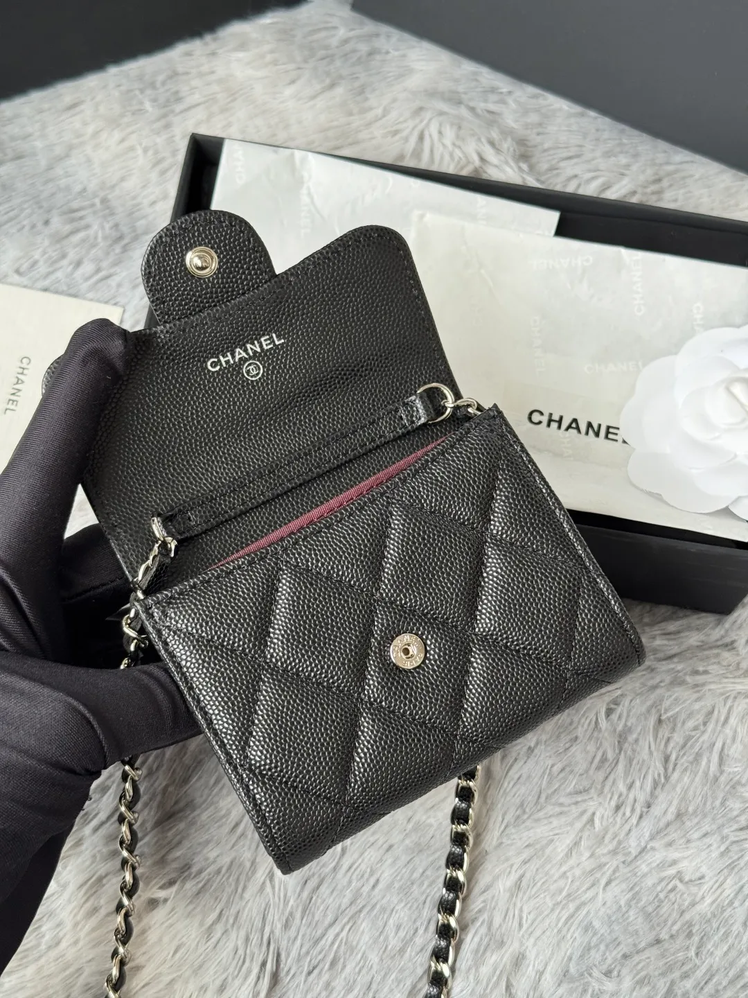💰360💰Xiaoxiang chain bag, mini cute version. Can hold lipstick, credit card and some small change. Style number: A81082 Size: 8.5*12.5*2.5cm. Full set of packaging, box card, ribbon and cloth bag. Made of caviar cowhide, original quality. Exclusive photography🎬