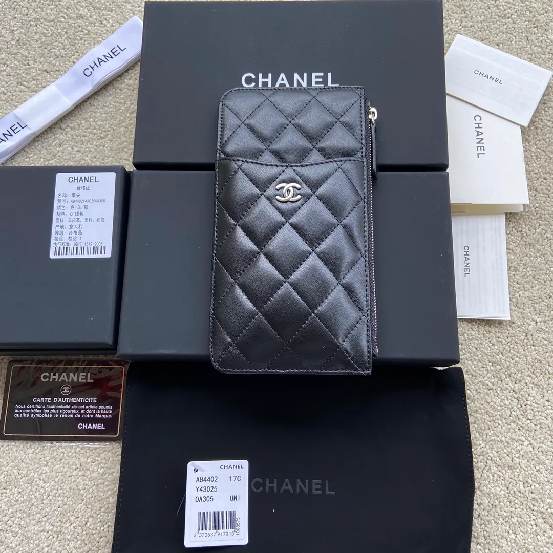 Xiaoxiang imported Italian lambskin Item number: A84402 Price: 400 Size: w19.5×h10×d3 Color: black sheepskin silver steel mark Can be used to hold mobile phone card holder and change