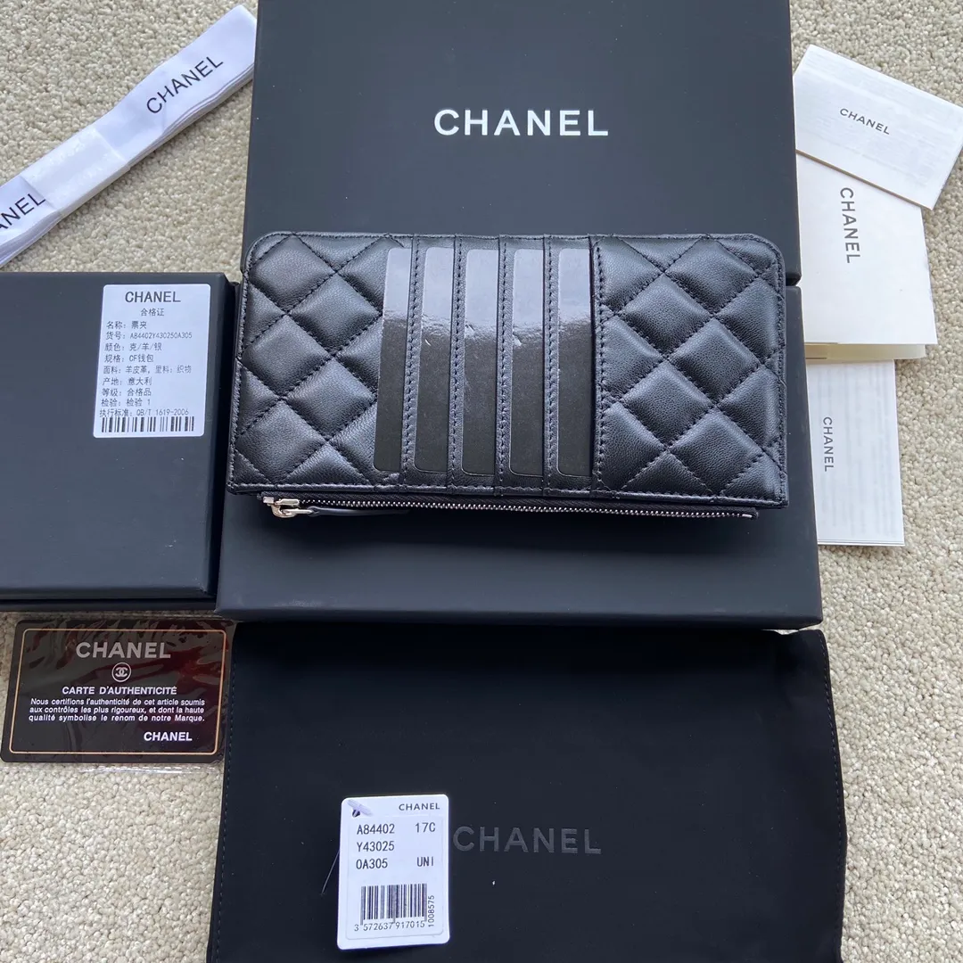 Xiaoxiang imported Italian lambskin Item number: A84402 Price: 400 Size: w19.5×h10×d3 Color: black sheepskin silver steel mark Can be used to hold mobile phone card holder and change