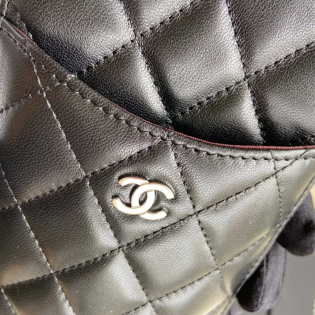Xiaoxiang imported Italian lambskin Item number: A84402 Price: 400 Size: w19.5×h10×d3 Color: black sheepskin silver steel mark Can be used to hold mobile phone card holder and change