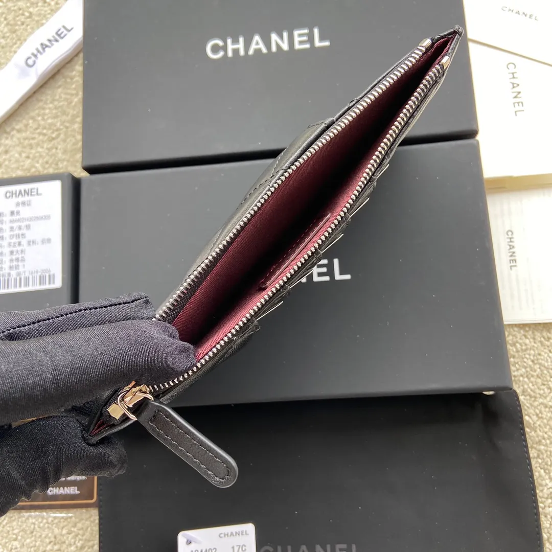 Xiaoxiang imported Italian lambskin Item number: A84402 Price: 400 Size: w19.5×h10×d3 Color: black sheepskin silver steel mark Can be used to hold mobile phone card holder and change
