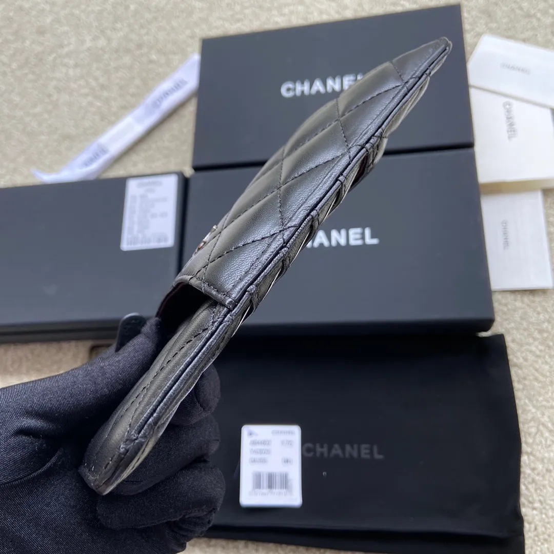 Xiaoxiang imported Italian lambskin Item number: A84402 Price: 400 Size: w19.5×h10×d3 Color: black sheepskin silver steel mark Can be used to hold mobile phone card holder and change