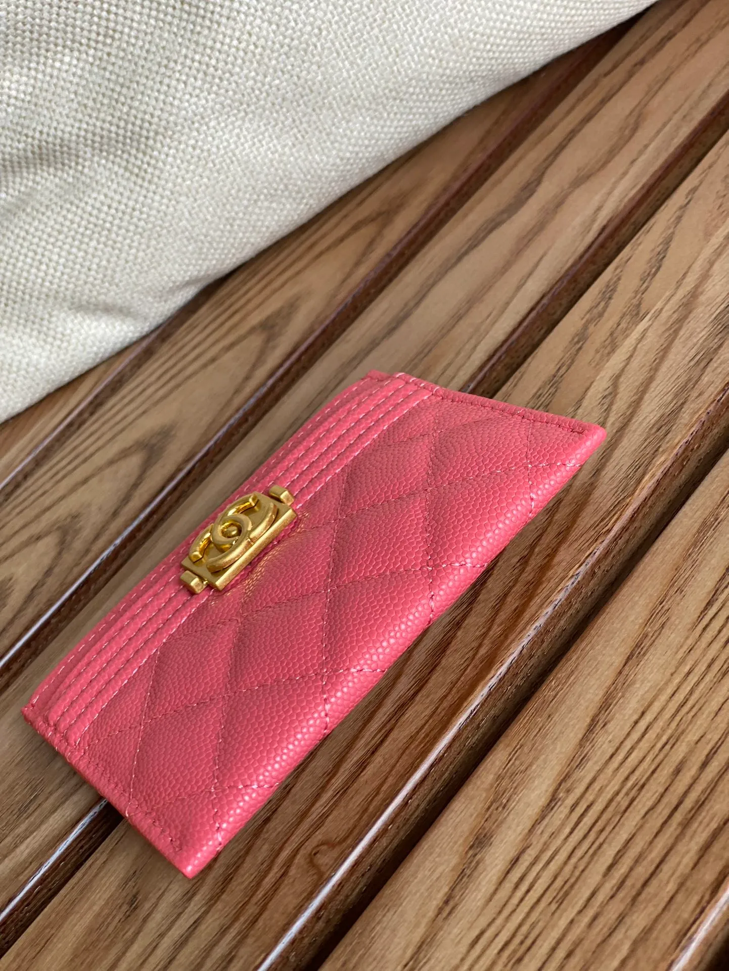220💰CHANEL’s new leboy card holder has arrived! The imported rhombus pattern is very attractive! The retro gold buckle has an old-fashioned feel and is very fashionable and retro❤️This small card holder is very cost-effective, and you can also put some change in the three card slots👍Model number: 84431 Size: 11×7.5×1cm