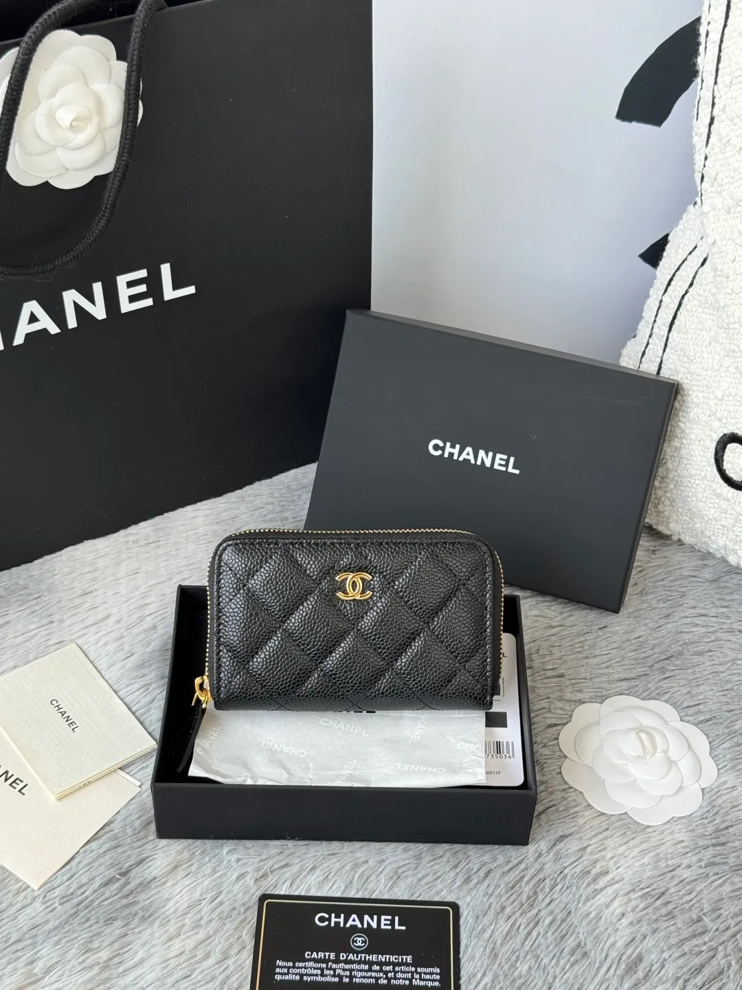 Medium size 💰360💰 finally arrived, chanel 25c oversized zipper bag with zipper inside. First place to eat melon. Large black gold cow coin purse with inner zipper. Made of caviar cowhide. Ginza sa is great. Enthusiastic and patient. I picked up a bunch of black gold card holders. There are several popular coin purses. I went for the L-shaped zipper coin purse. I tried it on the spot. My nails are a little difficult to insert cards. The 25c model is enlarged and looks great. The upgraded version is very practical. Buy it quickly! chanel25c chanel coin purse chanel card holder card holder recommended zipper coin purse chanel number: 3686 (0112) 25c size: 12*5cmx8cmx2cm