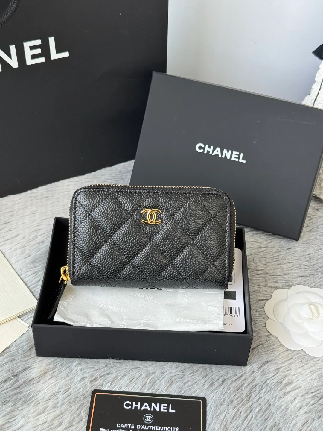 Medium size 💰360💰 finally arrived, chanel 25c oversized zipper bag with zipper inside. First place to eat melon. Large black gold cow coin purse with inner zipper. Made of caviar cowhide. Ginza sa is great. Enthusiastic and patient. I picked up a bunch of black gold card holders. There are several popular coin purses. I went for the L-shaped zipper coin purse. I tried it on the spot. My nails are a little difficult to insert cards. The 25c model is enlarged and looks great. The upgraded version is very practical. Buy it quickly! chanel25c chanel coin purse chanel card holder card holder recommended zipper coin purse chanel number: 3686 (0112) 25c size: 12*5cmx8cmx2cm