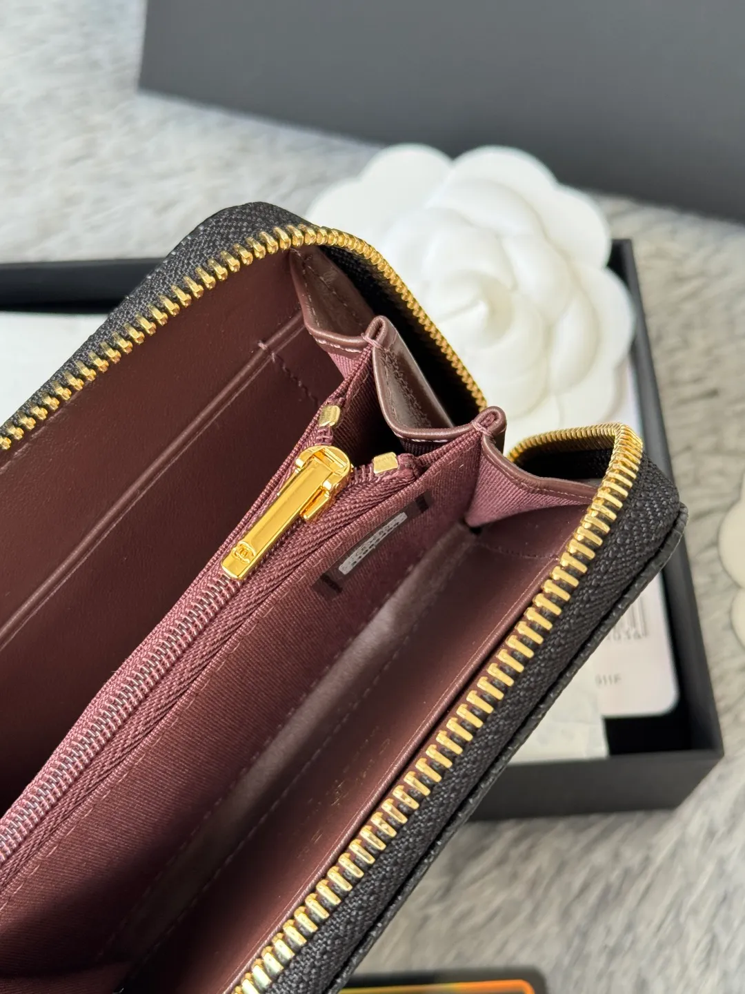Medium size 💰360💰 finally arrived, chanel 25c oversized zipper bag with zipper inside. First place to eat melon. Large black gold cow coin purse with inner zipper. Made of caviar cowhide. Ginza sa is great. Enthusiastic and patient. I picked up a bunch of black gold card holders. There are several popular coin purses. I went for the L-shaped zipper coin purse. I tried it on the spot. My nails are a little difficult to insert cards. The 25c model is enlarged and looks great. The upgraded version is very practical. Buy it quickly! chanel25c chanel coin purse chanel card holder card holder recommended zipper coin purse chanel number: 3686 (0112) 25c size: 12*5cmx8cmx2cm