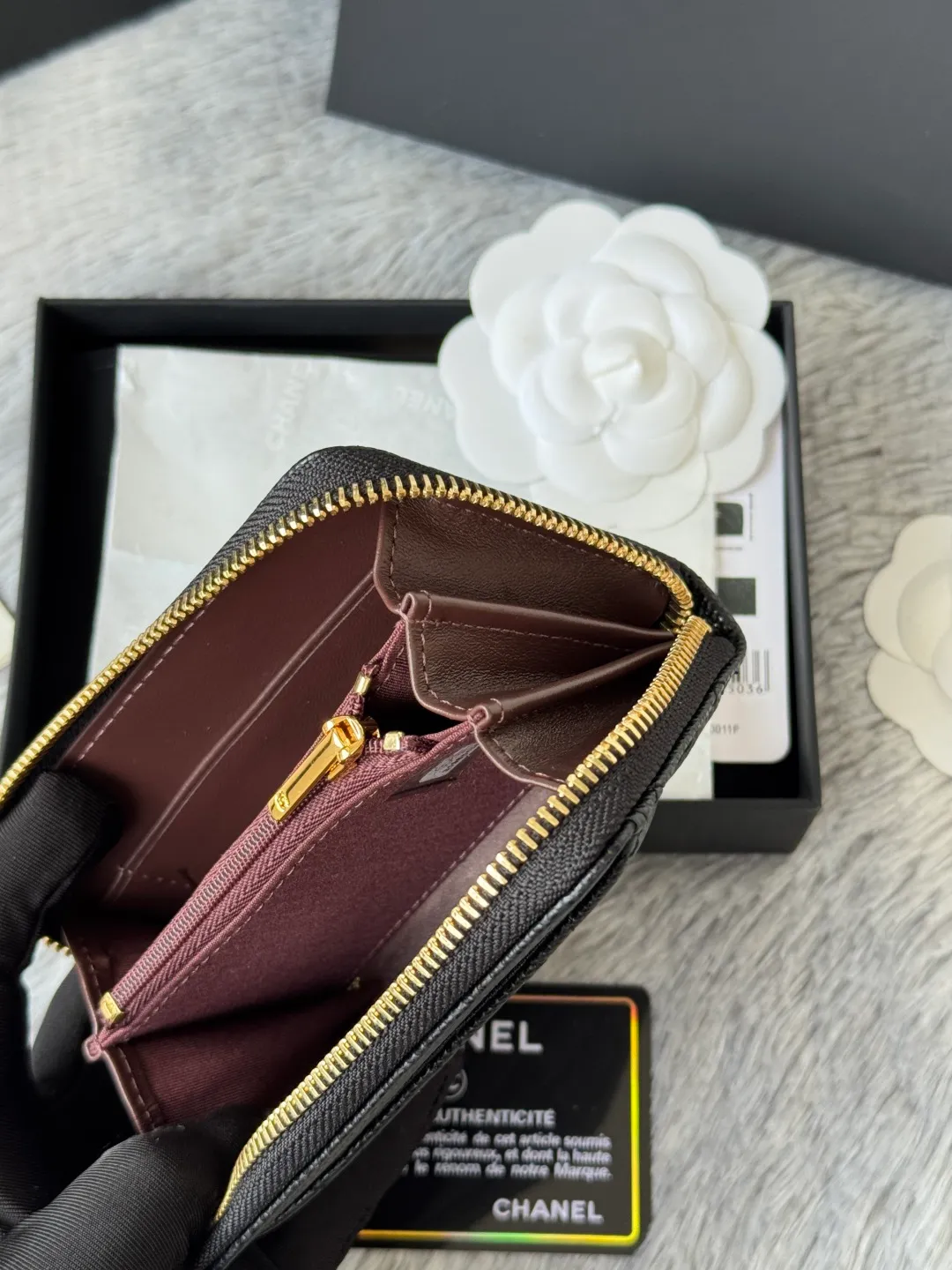 Medium size 💰360💰 finally arrived, chanel 25c oversized zipper bag with zipper inside. First place to eat melon. Large black gold cow coin purse with inner zipper. Made of caviar cowhide. Ginza sa is great. Enthusiastic and patient. I picked up a bunch of black gold card holders. There are several popular coin purses. I went for the L-shaped zipper coin purse. I tried it on the spot. My nails are a little difficult to insert cards. The 25c model is enlarged and looks great. The upgraded version is very practical. Buy it quickly! chanel25c chanel coin purse chanel card holder card holder recommended zipper coin purse chanel number: 3686 (0112) 25c size: 12*5cmx8cmx2cm