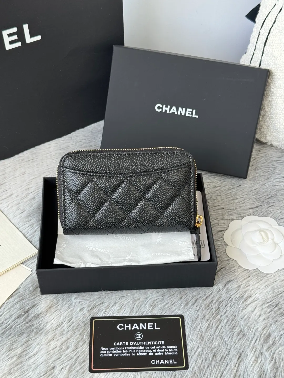 Medium size 💰360💰 finally arrived, chanel 25c oversized zipper bag with zipper inside. First place to eat melon. Large black gold cow coin purse with inner zipper. Made of caviar cowhide. Ginza sa is great. Enthusiastic and patient. I picked up a bunch of black gold card holders. There are several popular coin purses. I went for the L-shaped zipper coin purse. I tried it on the spot. My nails are a little difficult to insert cards. The 25c model is enlarged and looks great. The upgraded version is very practical. Buy it quickly! chanel25c chanel coin purse chanel card holder card holder recommended zipper coin purse chanel number: 3686 (0112) 25c size: 12*5cmx8cmx2cm